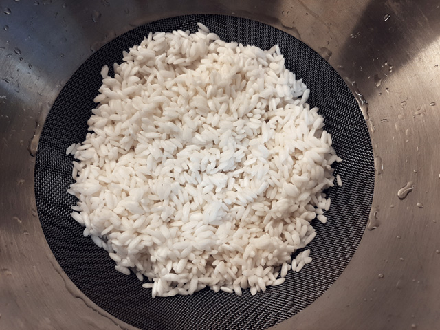 рис для суши в кастрюле